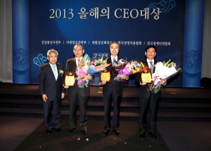 이원묵 총장,  "2013 올해의 CEO 대상" 수상 이미지
