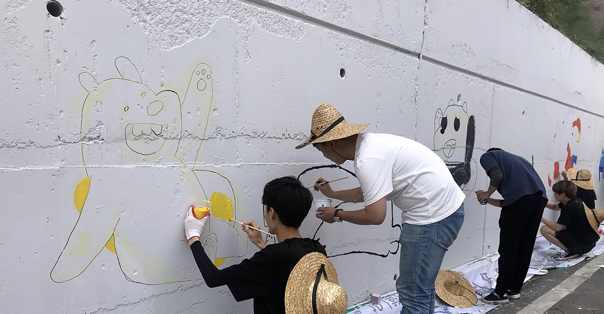 학생들 대전 중리동에서 벽화 그리기 봉사활동 이미지